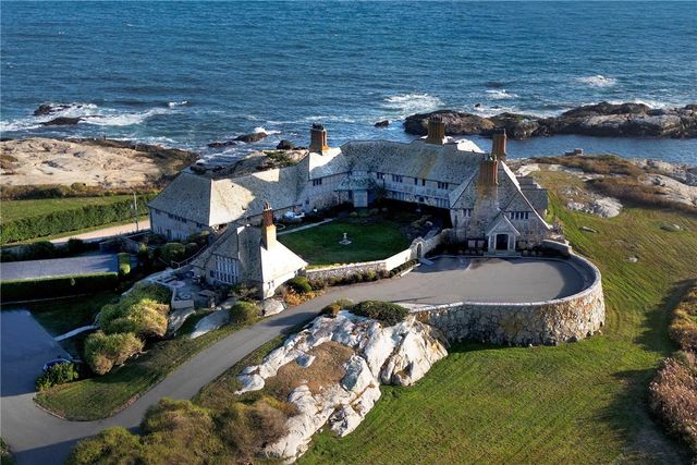 61 Ledge Road J, Newport, RI 02840
