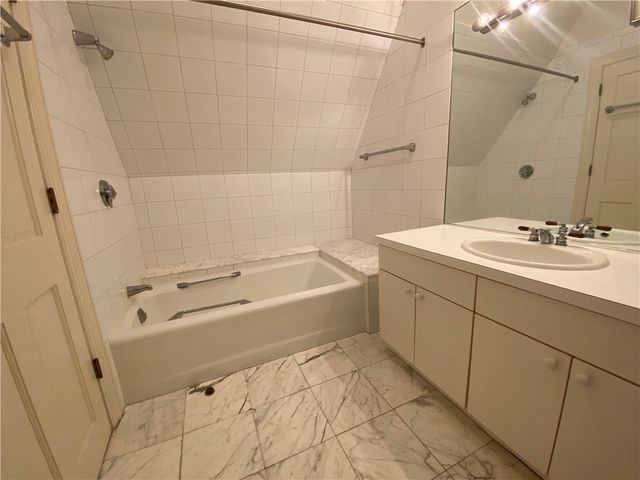 61 Ledge Road J, Newport, RI 02840