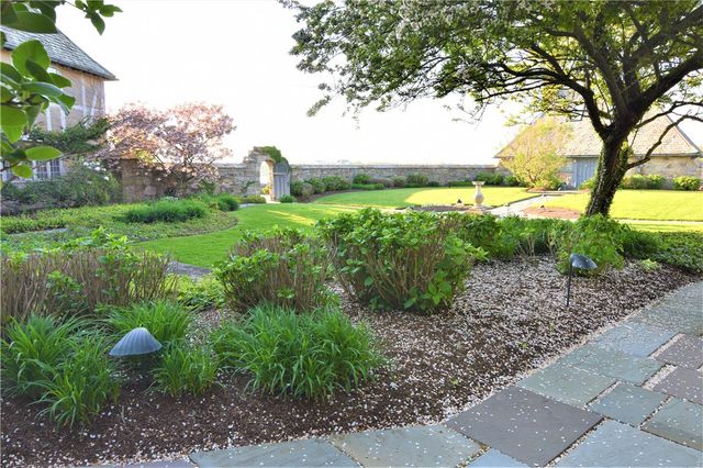 61 Ledge Road J, Newport, RI 02840