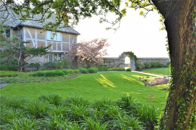 61 Ledge Road J, Newport, RI 02840