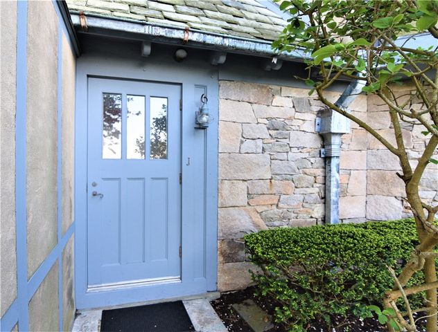 61 Ledge Road J, Newport, RI 02840