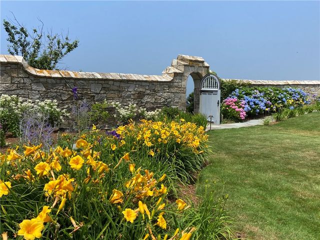 61 Ledge Road J, Newport, RI 02840