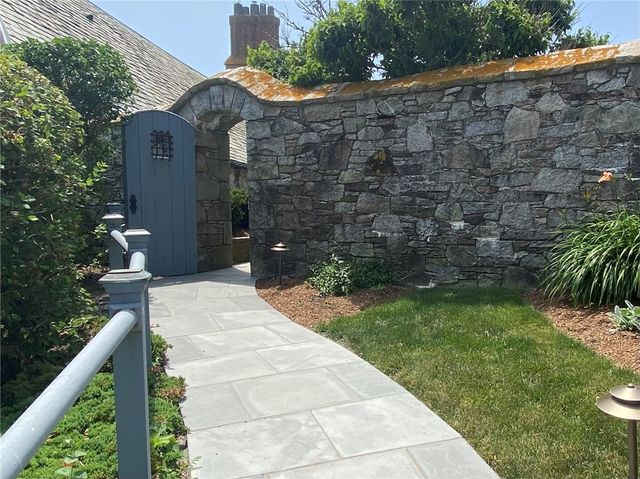 61 Ledge Road J, Newport, RI 02840