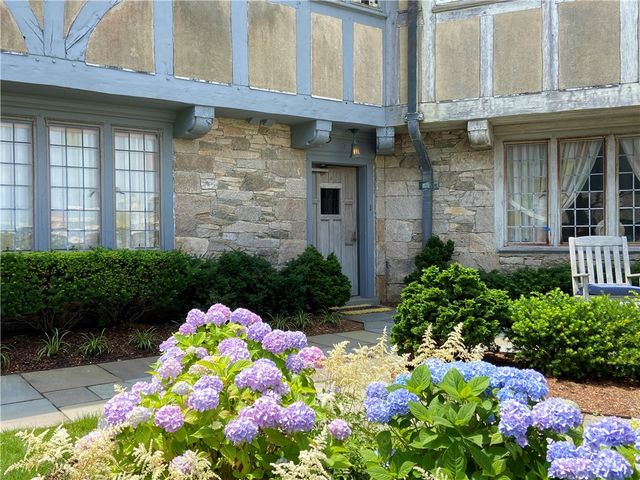 61 Ledge Road J, Newport, RI 02840