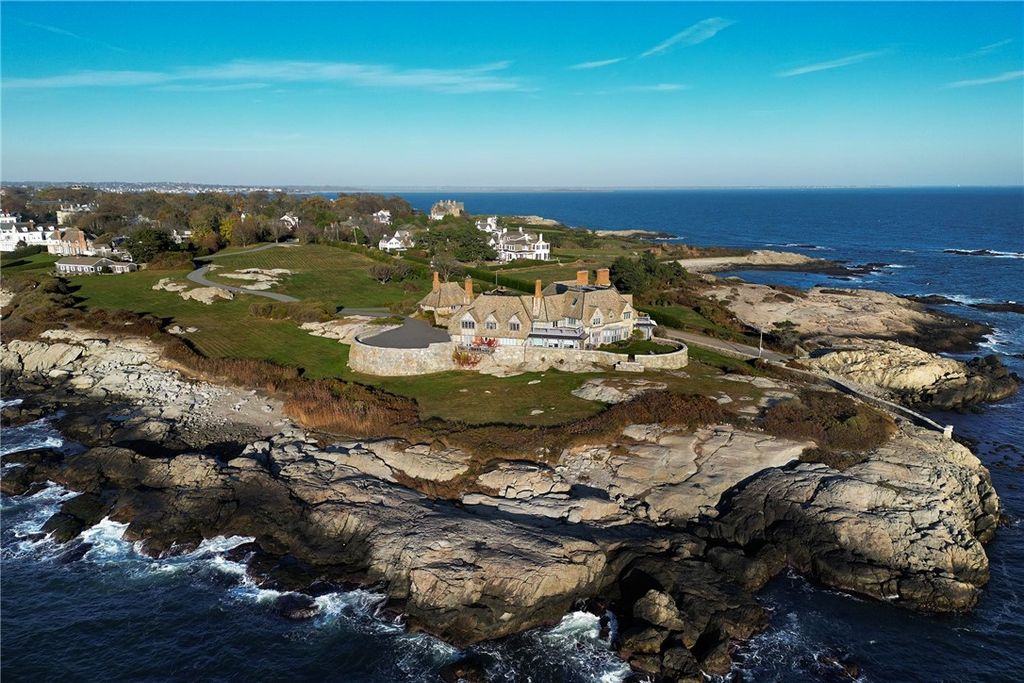 61 Ledge Road J, Newport, RI 02840