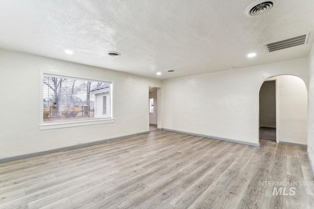 317 E Ithaca Street, Caldwell, ID 83605