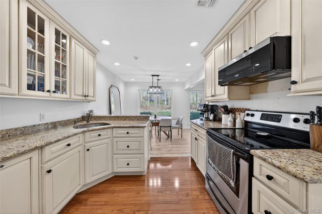 9 Vista Drive N, Manorville, NY 11949