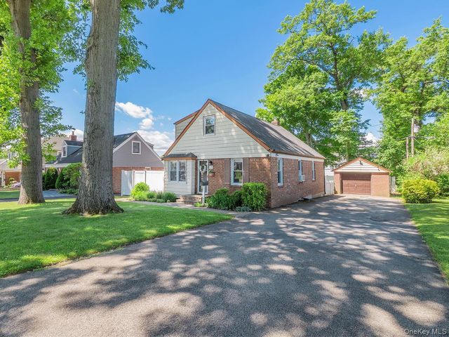 23 Phillips Road, Glen Cove, NY 11542