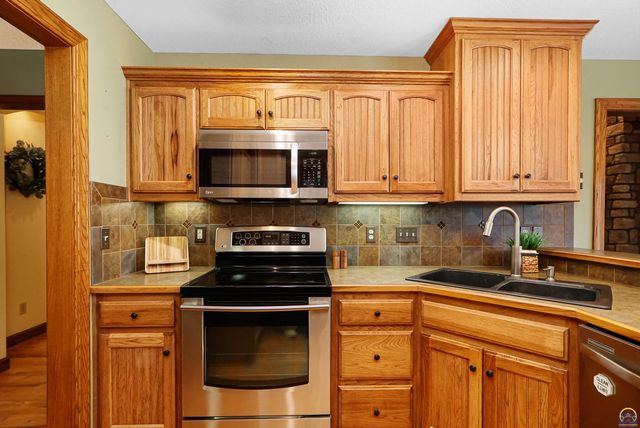 4142 Taneil DR, Manhattan, KS 66502