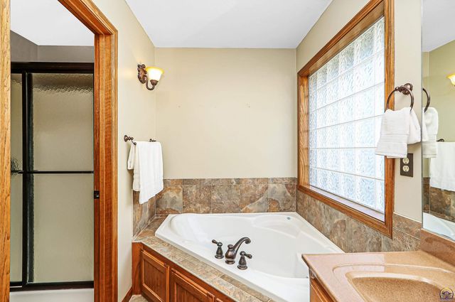 4142 Taneil DR, Manhattan, KS 66502