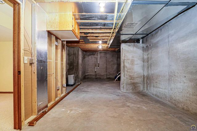 4142 Taneil DR, Manhattan, KS 66502