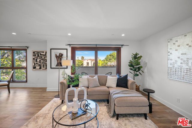 853 S Lucerne Boulevard 202, Los Angeles, CA 90005