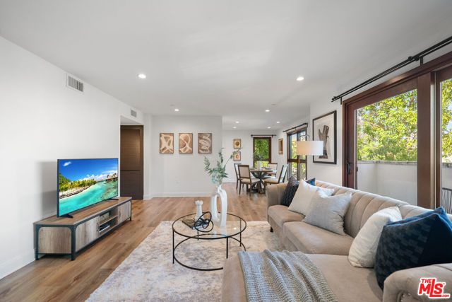 853 S Lucerne Boulevard 202, Los Angeles, CA 90005