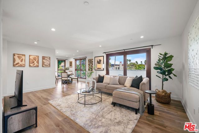 853 S Lucerne Boulevard 202, Los Angeles, CA 90005