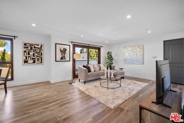 853 S Lucerne Boulevard 202, Los Angeles, CA 90005