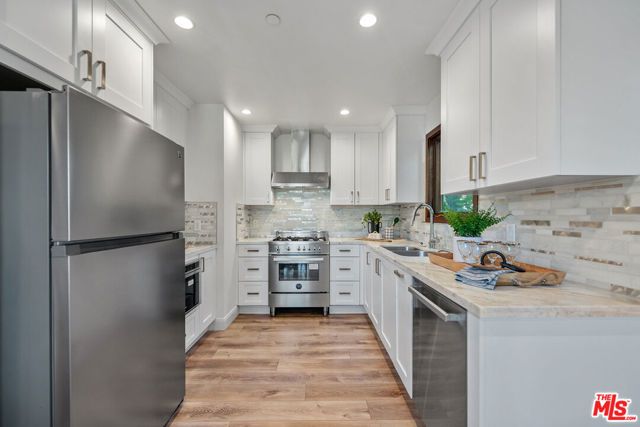 853 S Lucerne Boulevard 202, Los Angeles, CA 90005