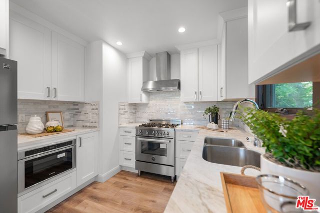 853 S Lucerne Boulevard 202, Los Angeles, CA 90005