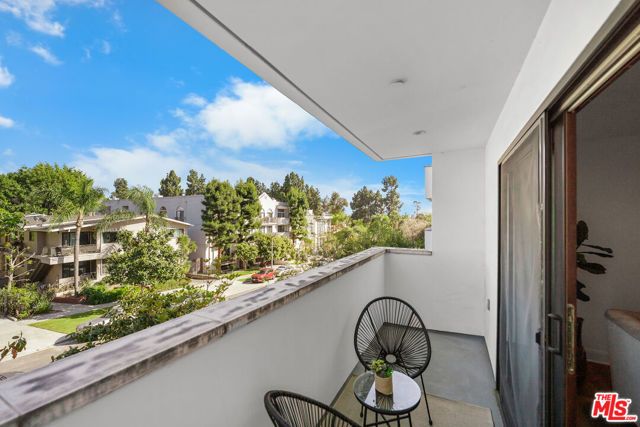 853 S Lucerne Boulevard 202, Los Angeles, CA 90005