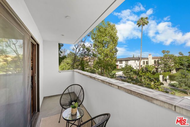 853 S Lucerne Boulevard 202, Los Angeles, CA 90005