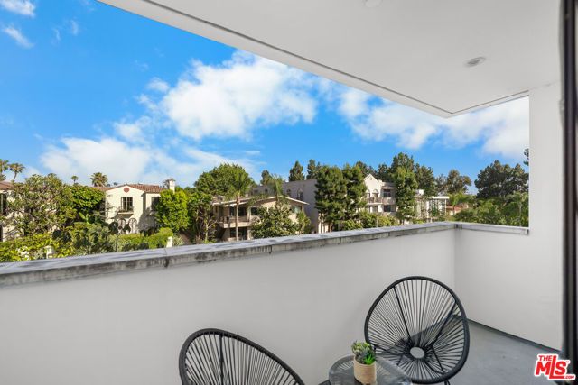 853 S Lucerne Boulevard 202, Los Angeles, CA 90005