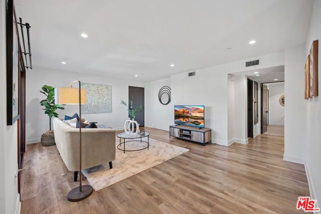 853 S Lucerne Boulevard 202, Los Angeles, CA 90005