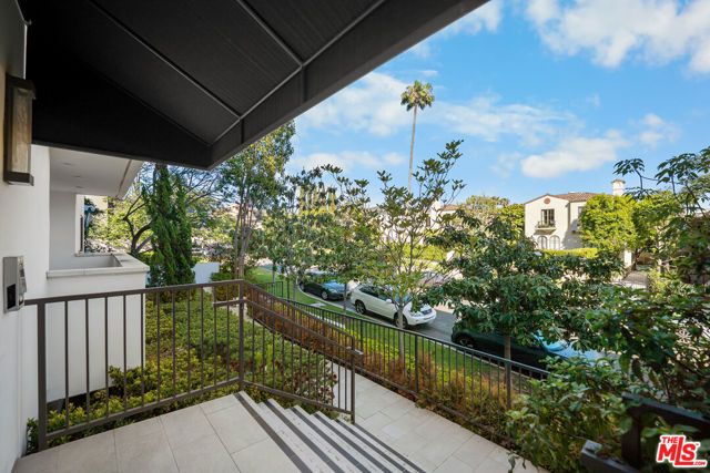 853 S Lucerne Boulevard 202, Los Angeles, CA 90005