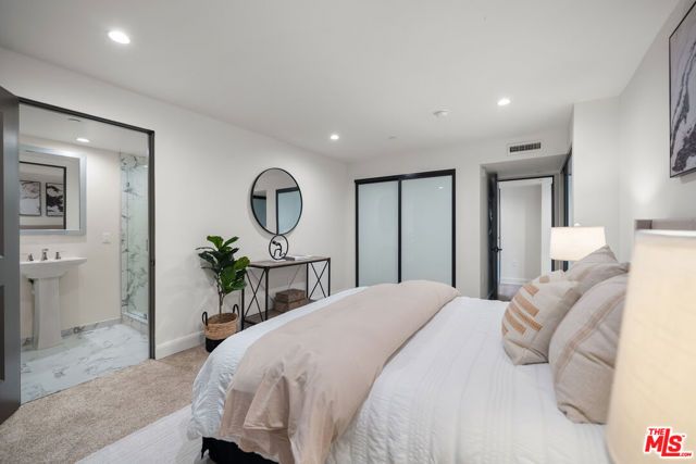 853 S Lucerne Boulevard 202, Los Angeles, CA 90005