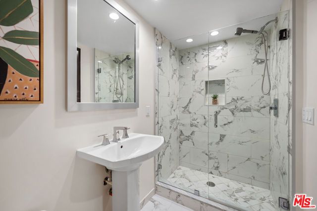 853 S Lucerne Boulevard 202, Los Angeles, CA 90005