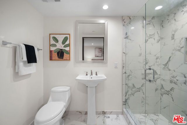 853 S Lucerne Boulevard 202, Los Angeles, CA 90005