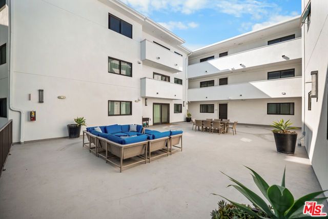 853 S Lucerne Boulevard 202, Los Angeles, CA 90005