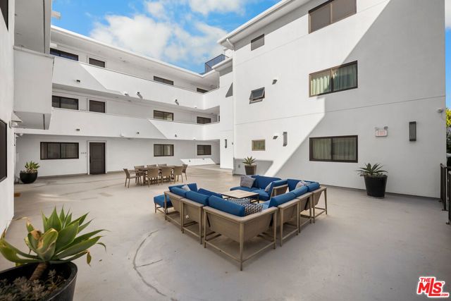 853 S Lucerne Boulevard 202, Los Angeles, CA 90005