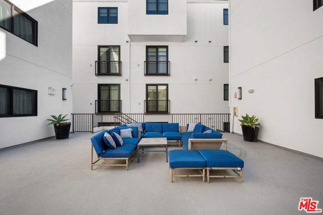 853 S Lucerne Boulevard 202, Los Angeles, CA 90005