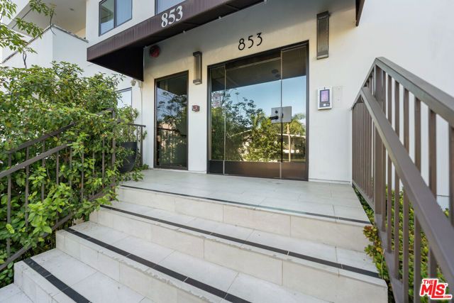 853 S Lucerne Boulevard 202, Los Angeles, CA 90005