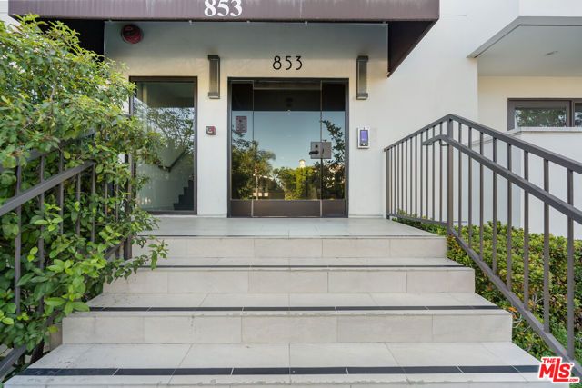 853 S Lucerne Boulevard 202, Los Angeles, CA 90005