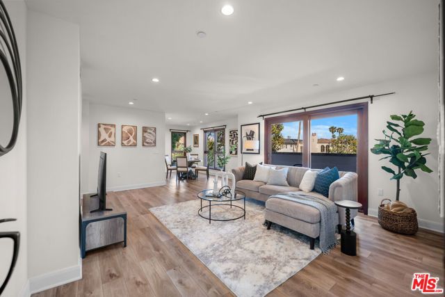 853 S Lucerne Boulevard 202, Los Angeles, CA 90005