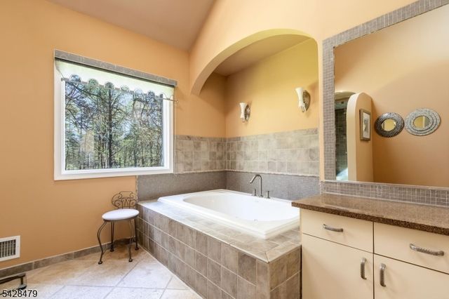 55 Janelle Ct, Bedminster Twp., NJ 07921