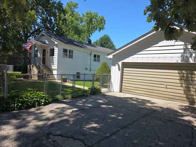 26418 N Willow Avenue, Mundelein, IL 60060
