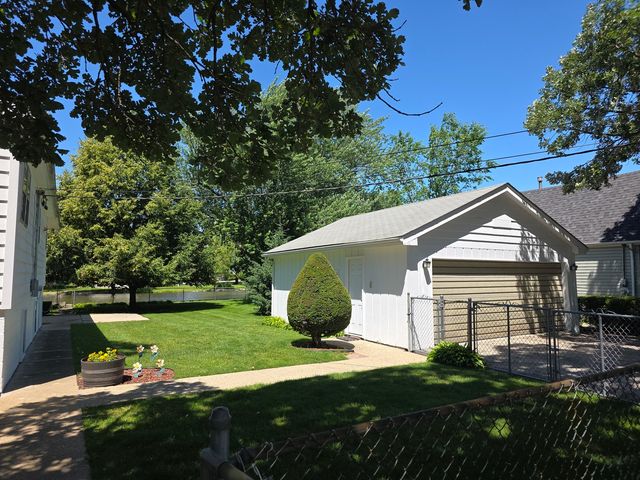 26418 N Willow Avenue, Mundelein, IL 60060