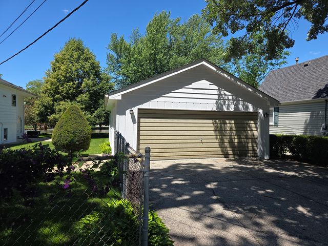 26418 N Willow Avenue, Mundelein, IL 60060