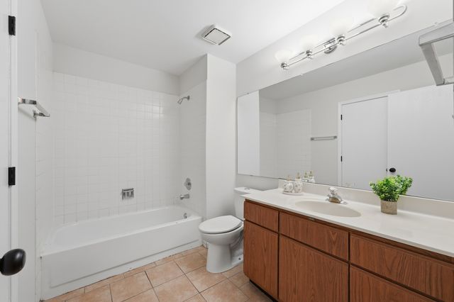184 W Hamilton Drive, Palatine, IL 60067