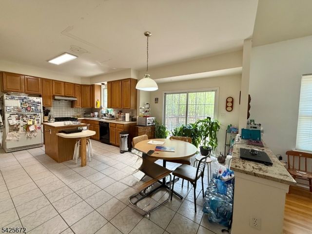 4 Scaletti Ct, Franklin Twp., NJ 08873