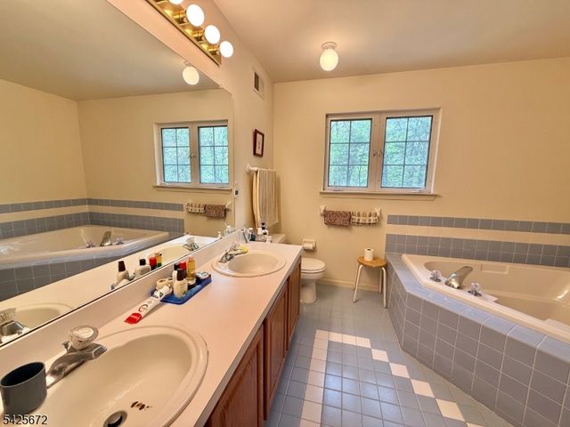 4 Scaletti Ct, Franklin Twp., NJ 08873