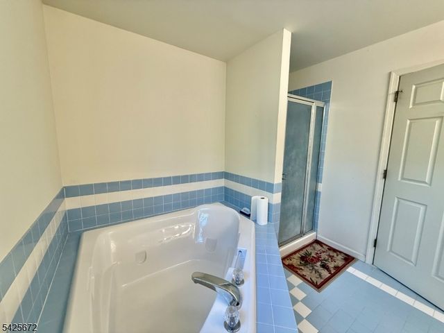 4 Scaletti Ct, Franklin Twp., NJ 08873