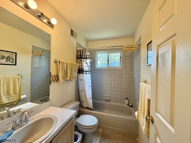 4 Scaletti Ct, Franklin Twp., NJ 08873