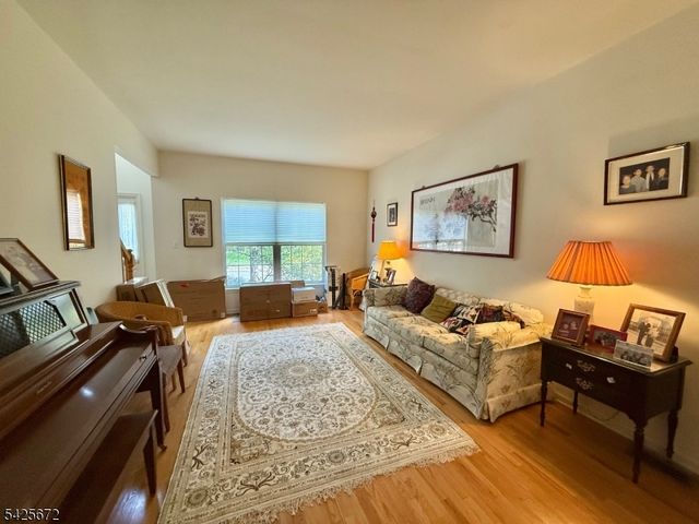 4 Scaletti Ct, Franklin Twp., NJ 08873