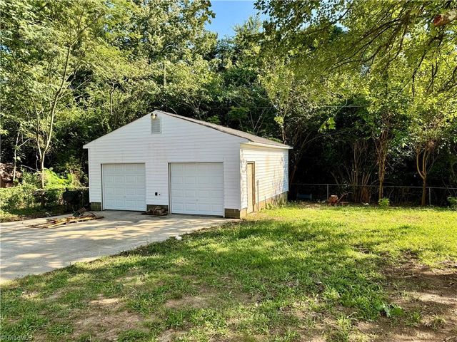 2401 Phoenix Drive, Greensboro, NC 27406