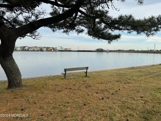 302 Deal Lake Drive 20, Asbury Park, NJ 07712
