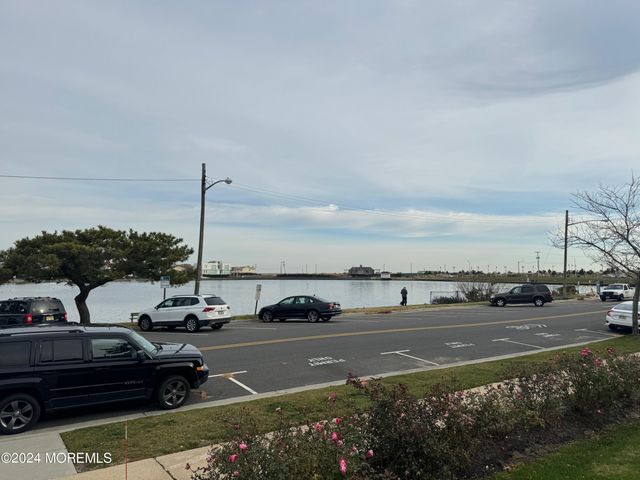 302 Deal Lake Drive 20, Asbury Park, NJ 07712