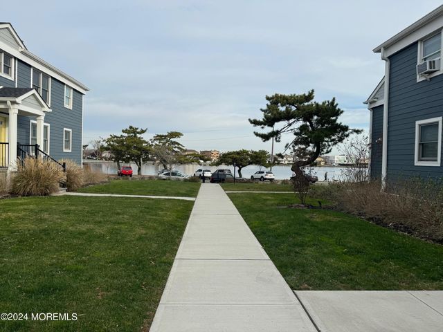 302 Deal Lake Drive 20, Asbury Park, NJ 07712