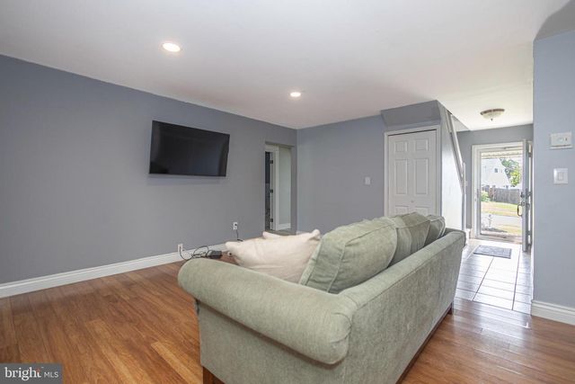 11 HIGH RD, Levittown, PA 19056